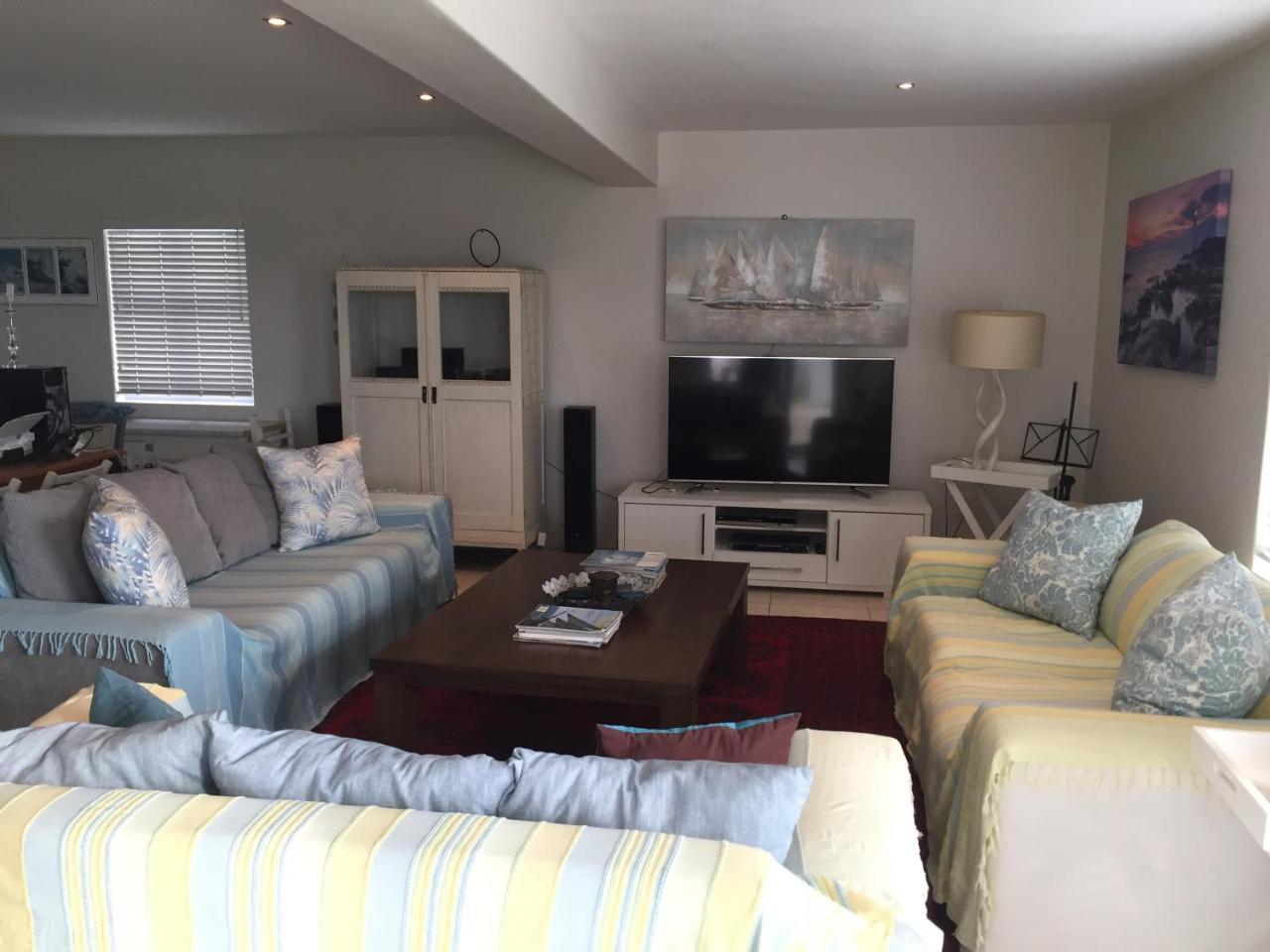 Perfect 10 - 10 To 13 Sleeper Luxury Breakage Deposit Of R2500 Per Weekend Lease *